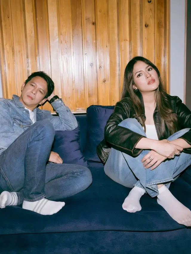 Gaya Kompak & Effortless, Raisa dan Ariel NOAH Serasi dalam Balutan Denim di Duet Perdana