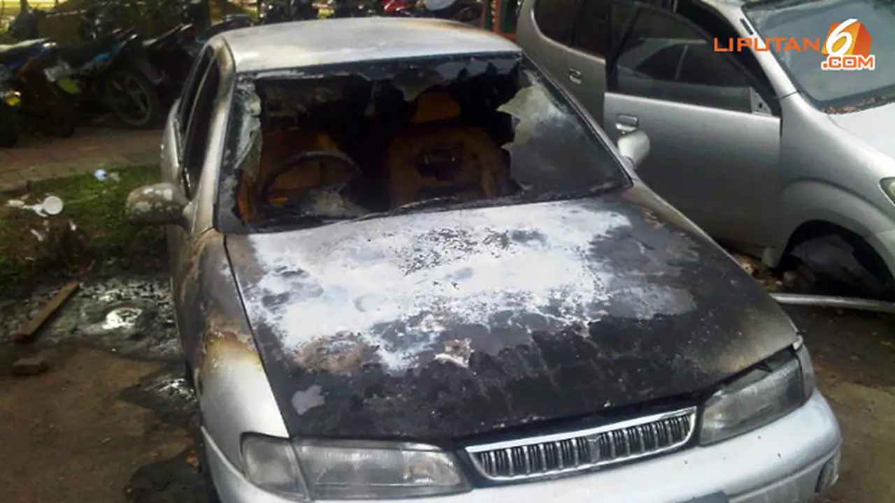 sedan-terbakar-131105c.jpg