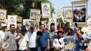 Ratusan demonstran membawa poster LawanAhok di rumah dinas Gubernur Basuki T Purnama, Jakarta, Jumat (28/8/2015). Aksi LawanAhok ini ungkapan kekecewaan atas tindakan Pemprov  DKI yang dinilai semena-mena kepada rakyat. (Liputan6.com/Gempur M Surya)