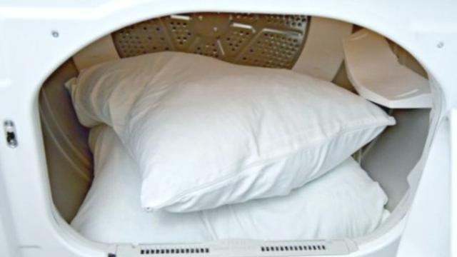 Cara Mudah Bersihkan Bantal Pakai Bahan Dapur, Cobain Deh