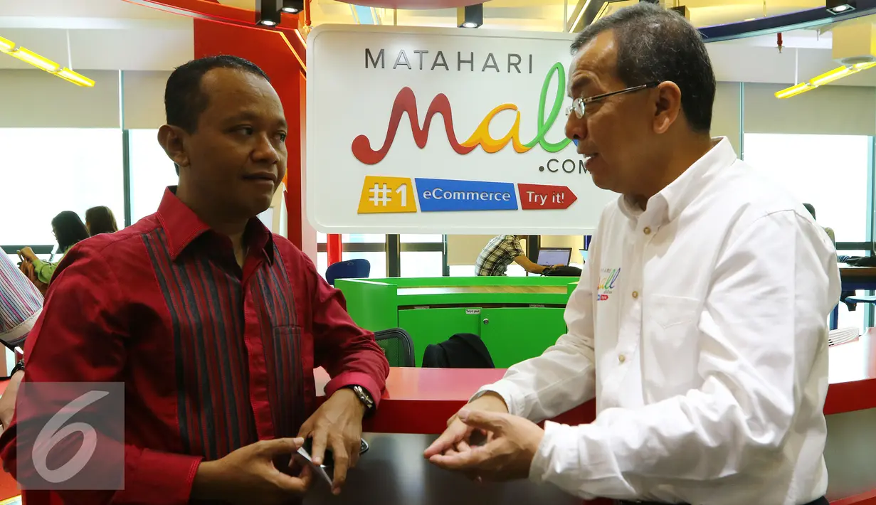 Chairman Mataharimall.com Emirsyah Satar (kanan) bersama Ketua Umum HIPMI Bahlil Lahadalia berbincang usai meninjau ruang kerja Mataharimall.com di Jakarta, Kamis (19/5/2016). (Liputan6.com/Angga Yuniar)