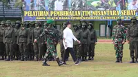 Menko PMK Puan Maharani menjadi Inspektur Upacara pada Pelantikan Tim Nusantara Sehat Batch VI di Pusdikkes Kodiklat TNI AD, Kramat Jati, Jakarta Timur, Selasa (16/5/2017).