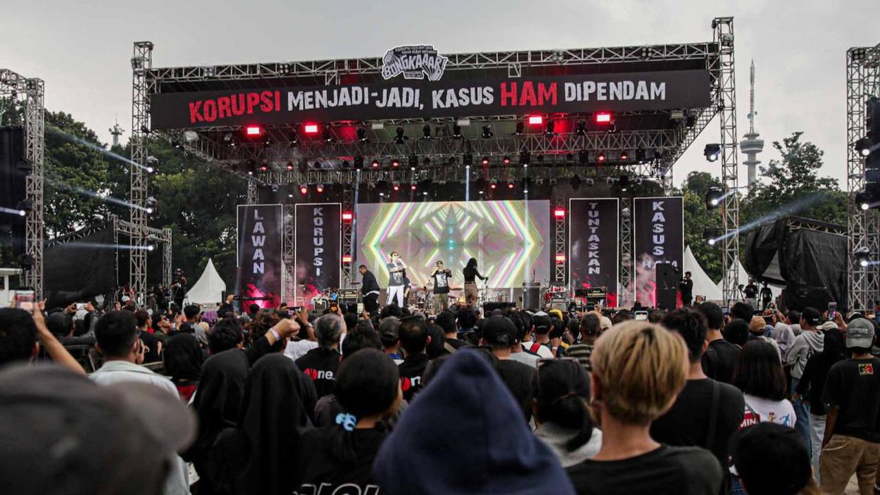 Ribuan pengunjung menghadiri Panggung Rakyat 'Bongkar' di Stadion Madya Gelora Bung Karno (GBK), Jakarta, Sabtu (8/12/2023). Acara ini diadakan untuk memperingati Hari Antikorupsi dan Hak Asasi Manusia (HAM) Sedunia.