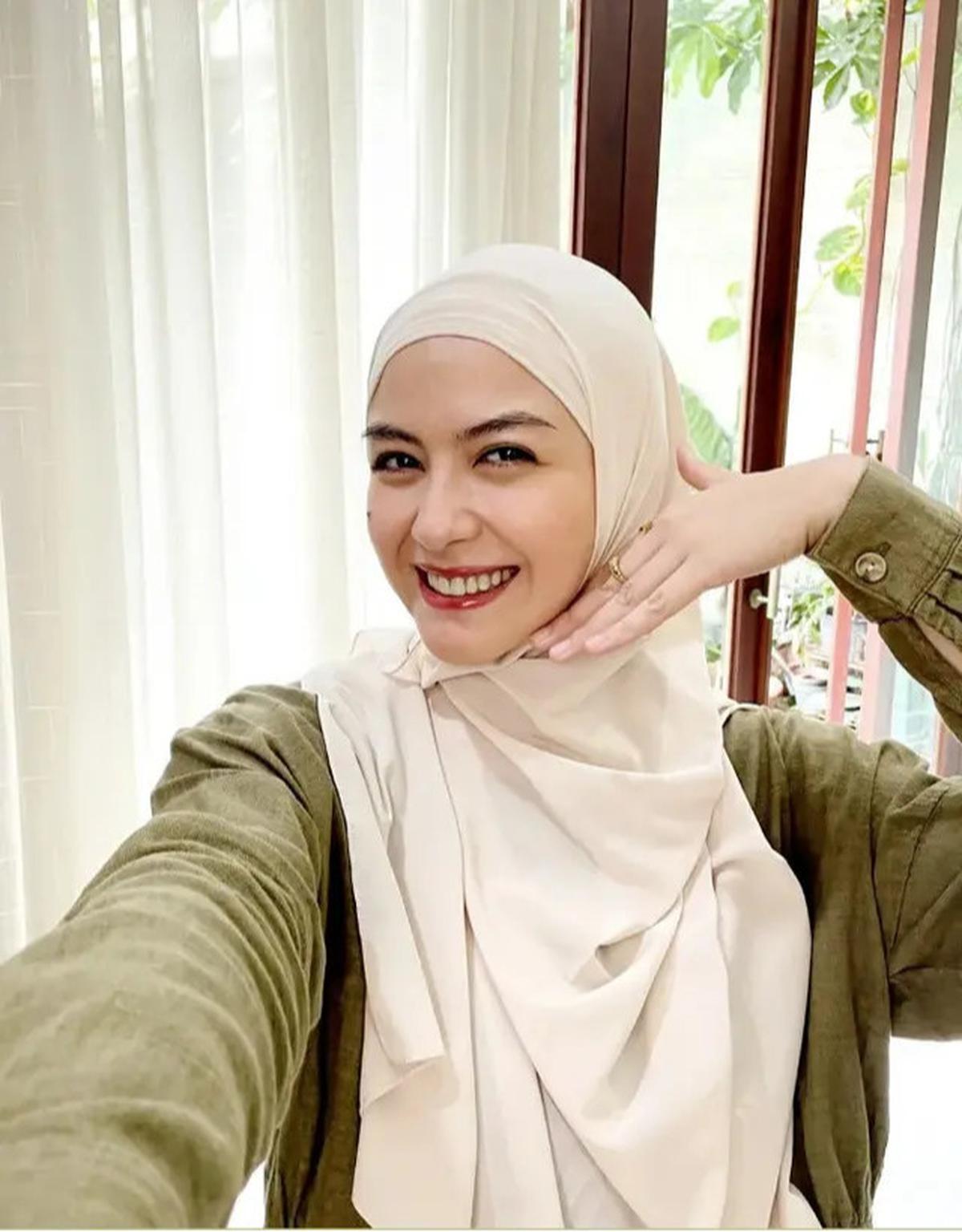 9 Inspirasi Hijaber Modern 40 Tahun Revalina S Temat, Effortless tapi Elegan
