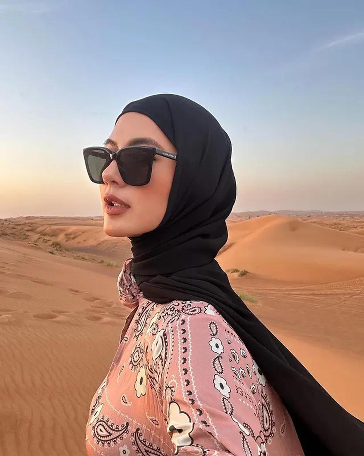7 Gaya Hijab Pashmina ala Paula Verhoeven, Tonjolkan Aura Model