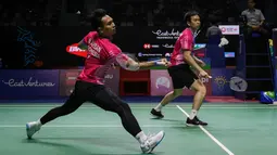 Mohammad Ahsan/Hendra Setiawan, pasangan peringkat 3 BWF dan unggulan kedua turnamen harus tersingkir di babak pertama usai kalah dari ganda putra Cina yang baru dipasangkan, Liu Yu Chen/Ou Xuan Yi dengan dua game langsung 17-21, 22-24 dalam laga yang memakan waktu 43 menit. (Bola.com/Bagaskara Lazuardi)