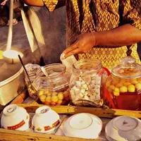 Musim hujan, perbanyaklah minuman hangat untuk menjaga kebugaran tubuh.