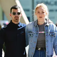 Beberapa waktu lalu kabar bahagia  datang dari pasangan Sophie Turner dan Joe Jonas. Memamerkan cincin di akun Instagramnya menunjukan bahwa keduanya sudah resmi bertunangan. (Doc. Enews)