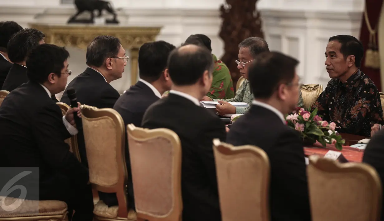 Presiden Jokowi didampingi beberapa menteri menggelar pertemuan dengan anggota Dewan Negara China Yang Jiechi di Istana Merdeka, Jakarta, Senin (9/5). Pertemuan tertutup itu membahas persoalan energi dan kereta cepat. (Liputan6.com/Faizal Fanani)