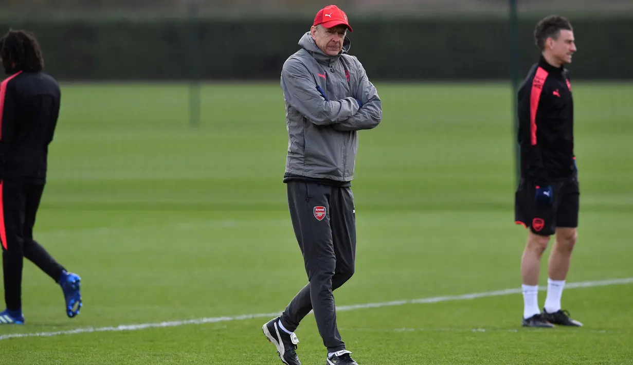 Pelatih Arsenal, Arsene Wenger melihat pemainnya berlatih di London Colney Arsenal, Inggris (4/4). Arsenal akan bertanding melawan wakil Rusia, CSKA Moscow pada leg pertama babak perempat final Liga Europa di Stadion Emirates. (AFP Photo/Ben Stansall)