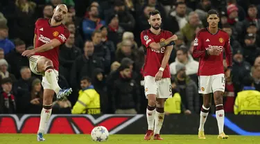 Reaksi para pemain Manchester United setelah penyerang Bayern Munchen Kingsley Coman mencetak gol pembuka timnya pada laga matchday 6 yang dihelat di Old Trafford, Rabu (13/12/2023) dini hari WIB.  (AP Photo/Dave Thompson)