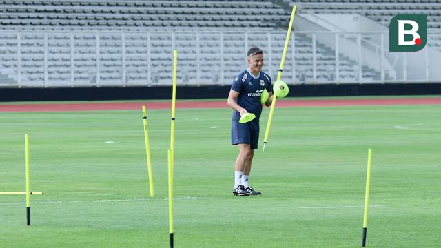 Foto: Sibuknya John Herdman Menyiapkan Perlengkapan Latihan Timnas Indonesia