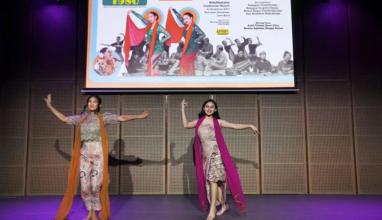 Ariel Tatum kenakan strapless dress batik dua motif yang cantik. Ia pun mengenakan selendang warna ungu saat menari [@happysalma]