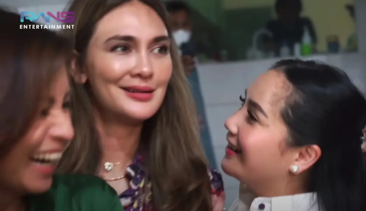 Nagita Slavina bertandang ke kantor Luna Maya dan Marianne Rumantir lalu berlanjut kuliner bareng. (Foto: YouTube.com/Rans Entertainment)