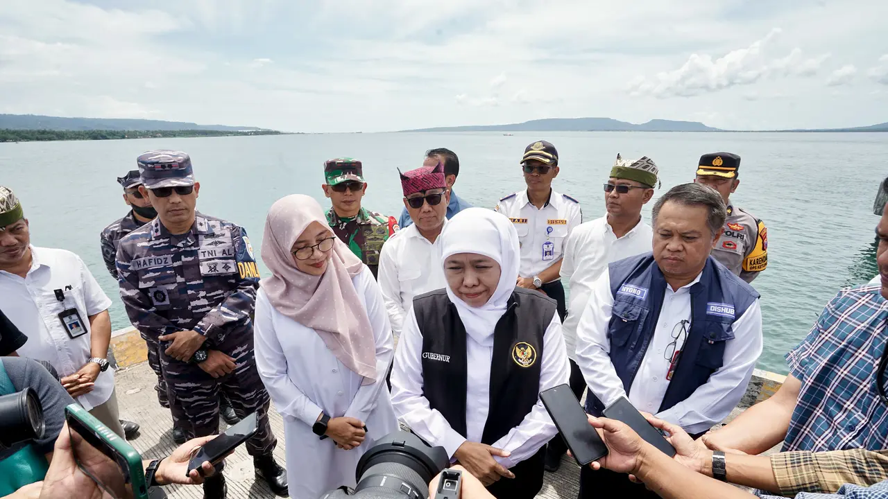 Gubernur Jawa Timur Khofifah Indar Parawansa memberikan keterangan pers usai meninjau kesiapan dermaga Marina Boom Banyuwangi untuk peluncuran kapal cepat Banyuwangi-Denpasar (Istimewa)