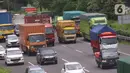 Sejumlah truk melintasi ruas jalan tol Tangerang-Jakarta, Kota Tangerang, Banten, Rabu (2/3/2022). Apindo mengatakan penerapan kebijakan bebas truk kelebihan muatan (over dimension overload/ODOL) akan sulit dilaksanakan pada 2023 karena ekonomi terpuruk akibat covid-19. (Liputan6.com/Angga Yuniar)