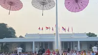 Presiden Joko Widodo atau Jokowi bersama Ibu Iriana dan para menteri menghadiri langsung acara Istana Berkebaya, di Kompleks Istana Merdeka Jakarta, Minggu (6/8/2023). (Liputan6.com/ Muhammad Radityo Priyasmoro)