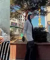 Sebagai seorang model, Paula Verhoeven paham betul bagaimana untuk tampil tidak membosankan. Meski mengenakan pakaian dengan warna monokrom, seperti saat ia berada di Korea Selatan. [@paula_verhoeven]