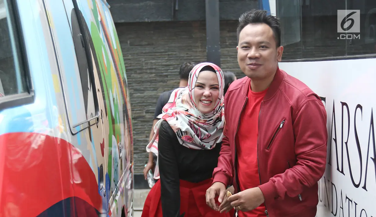 Angel Lelga tertawa malu usai disuapi makanan oleh Vicky Prasetyo di kawasan Tendean, Jakarta, Selasa (9/1). Angel dan Vicky menjadwalkan waktu resepsi pernikahannya pada 9 dan 10 Februari 2018. (Liputan6.com/Herman Zakharia)