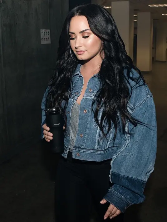 Hal yang aneh adalah Demi terlihat memegang gelas di foto yang diunggah Scott. Namun gelas tersebut seperti tertutupi bayangan. (instagram/ddlovato)