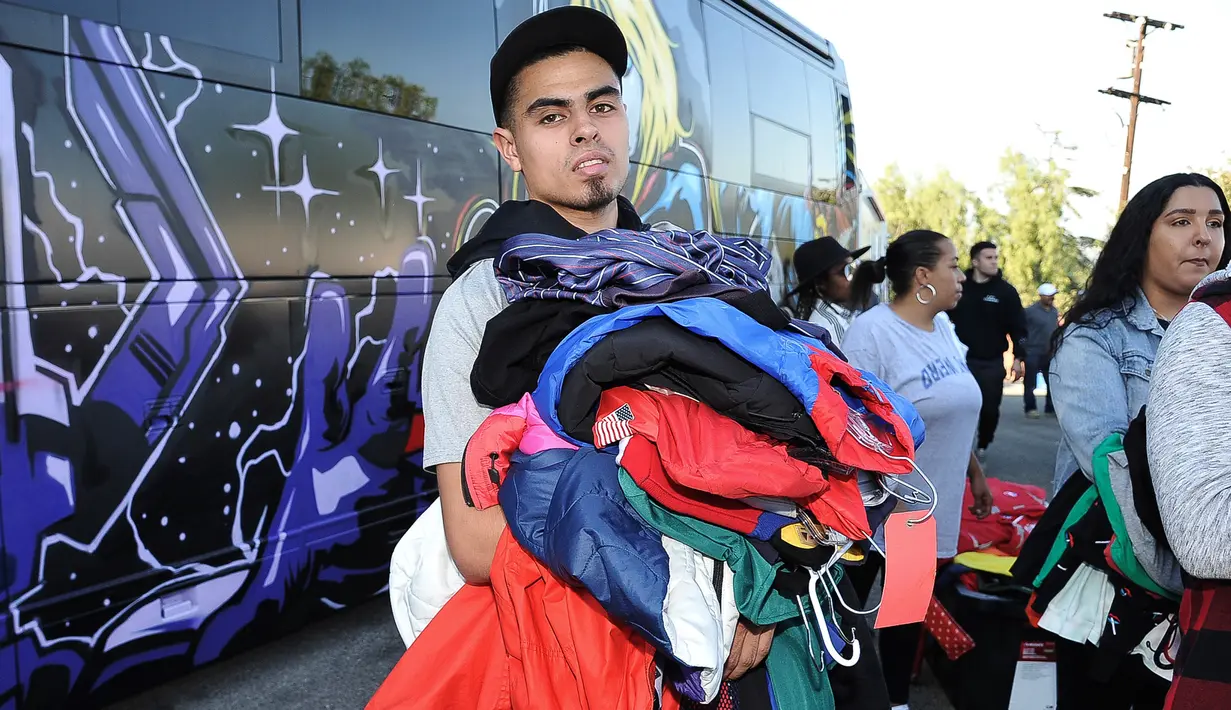 Justin Quintna berbelanja di halaman rumah penyanyi dan pencipta lagu AS, Chris Brown di lingkungan Tarzana, Los Angeles, 6 November 2019. Ratusan orang berkumpul setelah Chris Brown mengumumkan penjualan barang-barangnya melalui akun Instagram dan Twitter-nya. (AP/Damian Dovarganes)