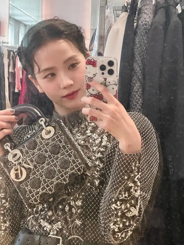 8 Pesona Mahal Jisoo BLACKPINK dengan Gaya Dark Chic di Dior Haute Couture Show, Visualnya Disebut Seperti Boneka