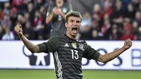 Pemain Jerman,Thomas Muller, merayakan golnya ke gawang Norwegia pada laga Grup C Kualifikasi Piala Dunia 2018 di Stadion Ullevaal, Oslo, Norwegia, (5/9/2016) dini hari WIB. Jerman menang 3-0. (AFP/John Macdougall)