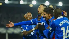 Penyerang Everton Dwight McNeil (tengah) berselebrasi bersama rekannya setelah mencetak gol pembuka ke gawang Newcastle United pada laga Premier League 2023/2024 pekan 15 di Goodison Park, Jumat (8/12/2023) dini hari WIB. (AP Photo/Jon Super)