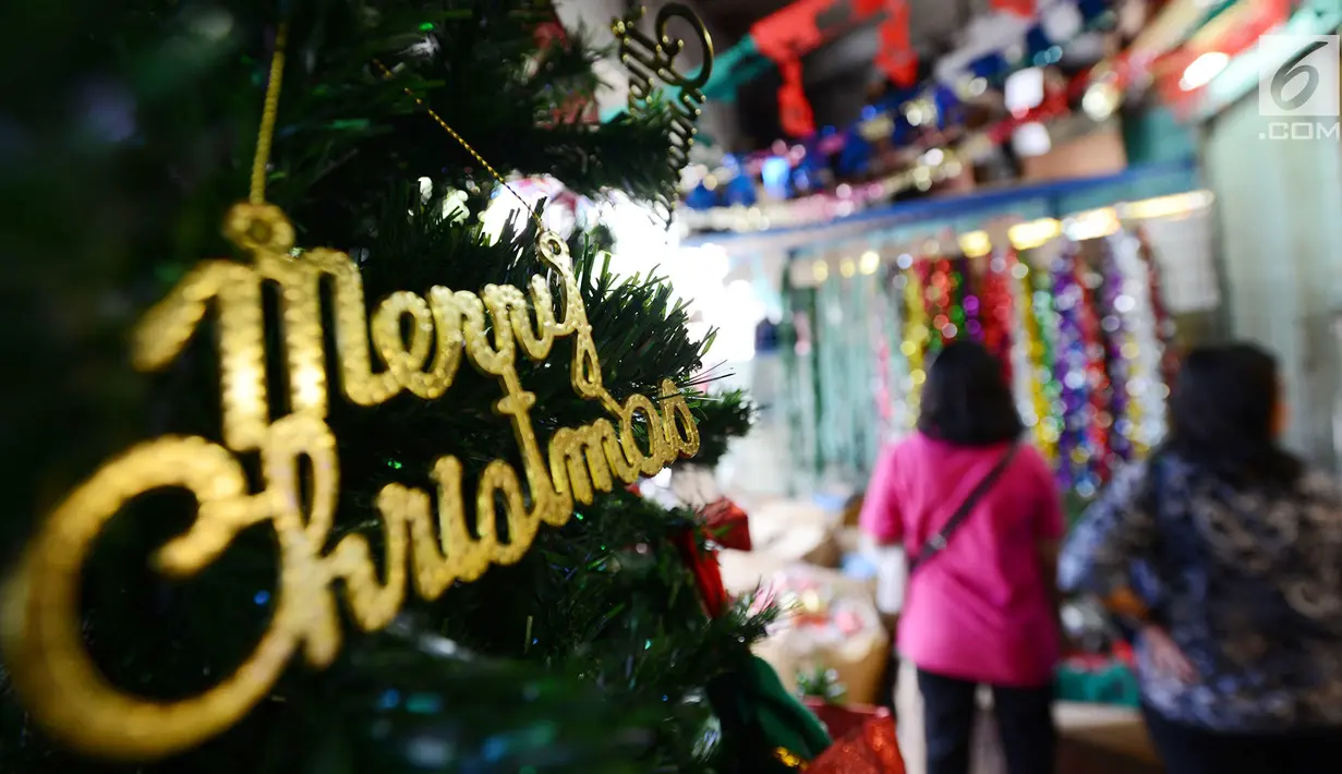 Pembeli mencari pernak-pernik perayaan Natal di Pasar Asemka, Jakarta,Kamis (13/12). Jelang perayaan Natal, sejumlah toko di kawasan tersebut mulai ramai dikunjungi pembeli. (Merdeka.com/Imam Buhori)