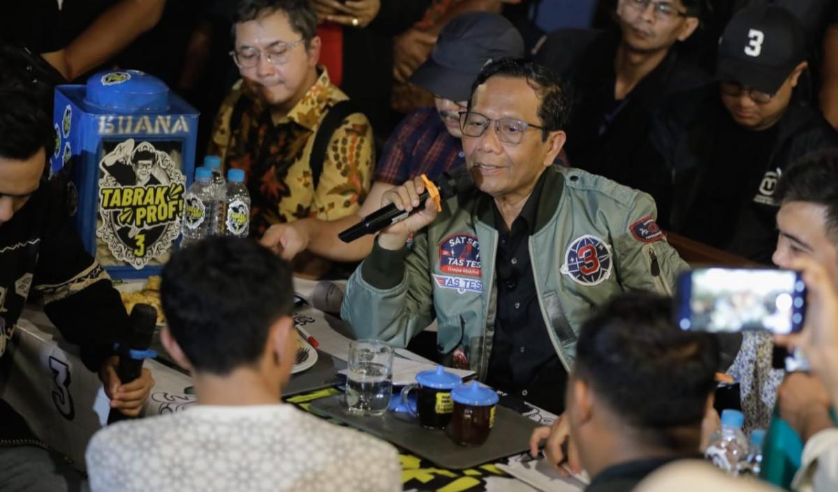 Mahfud menjelaskan, dirinya menjaga sikap Prabowo saat berkunjung ke daerah-daerah.&nbsp;