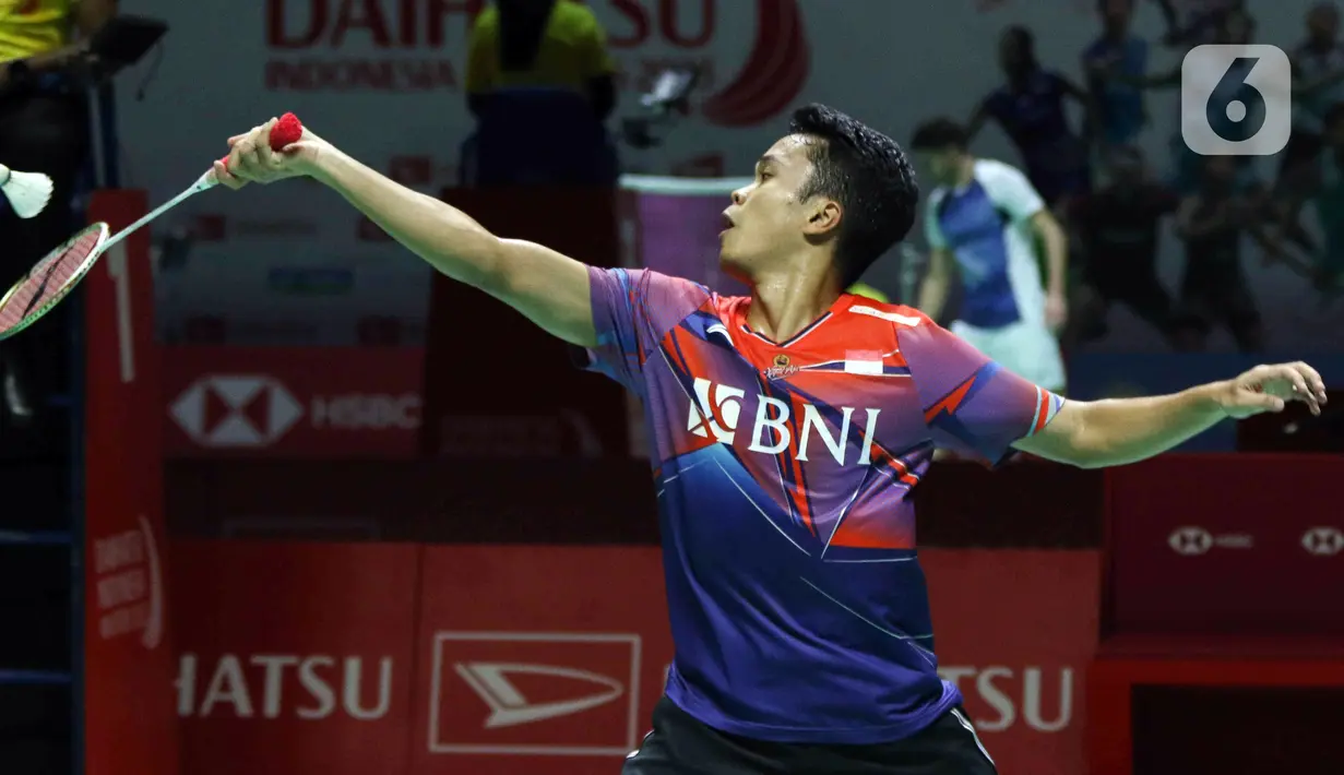 Pebulu tangkis tunggal putra Indonesia Anthony Sinisuka Ginting saat melawan tunggal putra China Shi Yu Qi pada babak 16 besar Indonesia Masters 2023 di Istora Senayan, Jakarta, Kamis (26/1/2023). Anthony Sinisuka Ginting terhenti di babak 16 besar Indonesia Masters 2023 setelah kalah dari Shi Yu Qi dengan skor 19-21 dan 16-21. (Liputan6.com/Herman Zakharia)