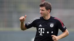 Pemain Bayern Munchen, Thomas Mueller, saat mengikuti sesi latihan di Munich, Jerman, Sabtu (12/9/2020). Bayern Munchen akan menghadapi Schalke pada laga pembuka kompetisi Liga Jerman musim 2020/2021. (AP Photo/Matthias Schrader)