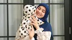 Bagikan foto gendong Humaira di laman Instagramnya, netizen kembali ramai bertanya-tanya. Baby Humaira terlihat anteng digendong oleh adik Zaskia Sungkar itu. Kehadiran Baby Humaira tentunya menambah kebahagiaan baru di tengah keluarga besar Zaskia Sungkar. Wajahnya terlihat sedikit, netizen salah fokus dengan wajah Humaira yang disebut kearab-araban. (Liputan6.com/IG/@shireensungkar)