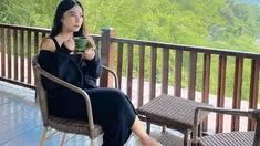 Nadya Shakira terlihat santai saat liburan meski hanya di kota terdekat. Momen santai sambil ngopi jadi andalan pemain sinetron Suami Pengganti itu. (Liputan6.com/IG/@nadyashakira_).