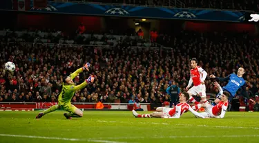 Kiper Arsenal, David Ospina Gagal menghalau bola hasil sepakan Penyerang Dimitiar Berbatov di laga 16 besar Liga Champions di Stadion Emirates Stadium, London, Inggris (25/2/2015). AS Monaco unggul 3-1 atas Arsenal. (Reuters/John Sibley)