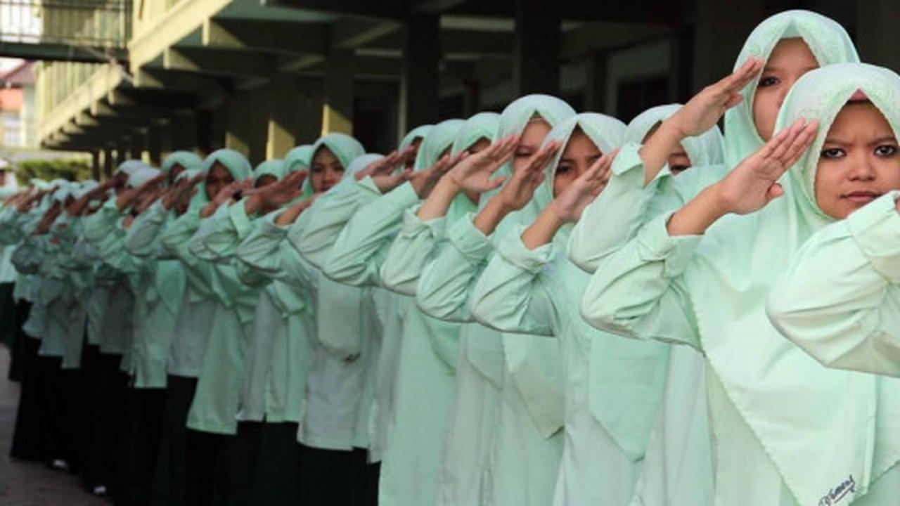 Hari Santri Nasional, ribuan santri di Kediri upacara pakai sarung