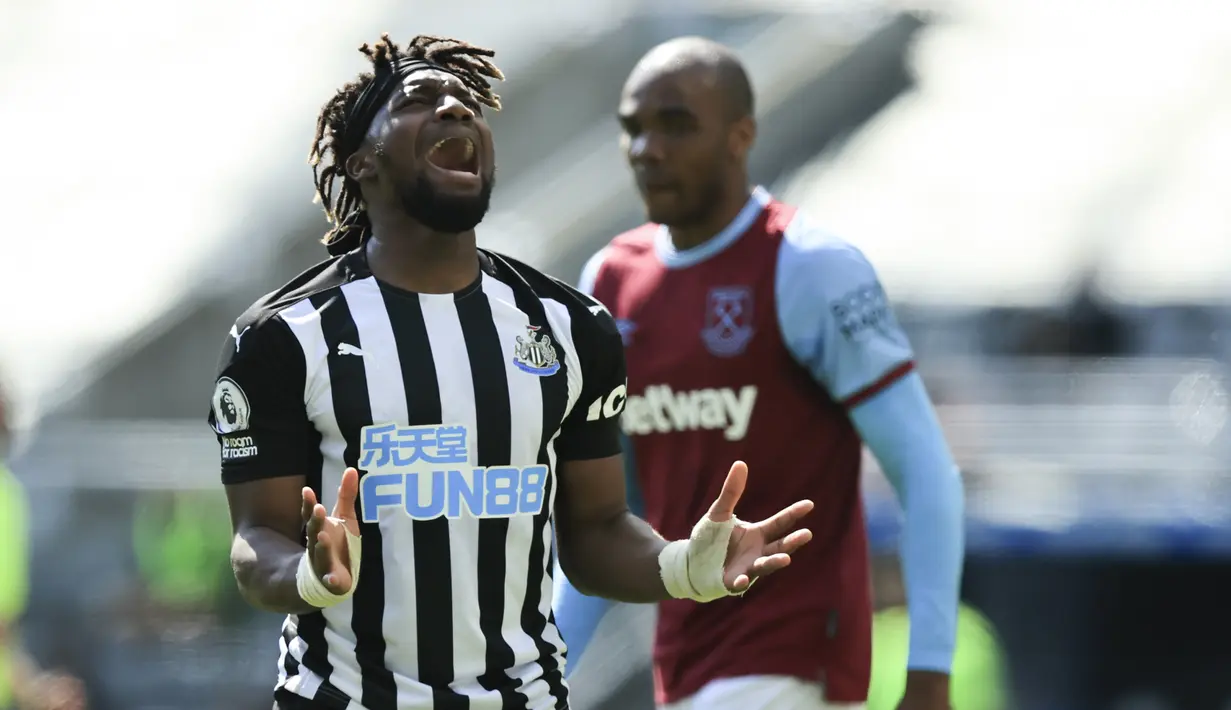 Ekspresi kecewa gelandang Newcastle United, Allan Saint-Maximin usai gagal memanfaatkan peluang saat menghadapi West Ham United dalam laga lanjutan Liga Inggris 2020/2021 pekan ke-32 di St James' Park, Newcastle, Sabtu (17/4/2021). Newcastle menang 3-2 atas West Ham. (AP/Dave Rogers/Pool)