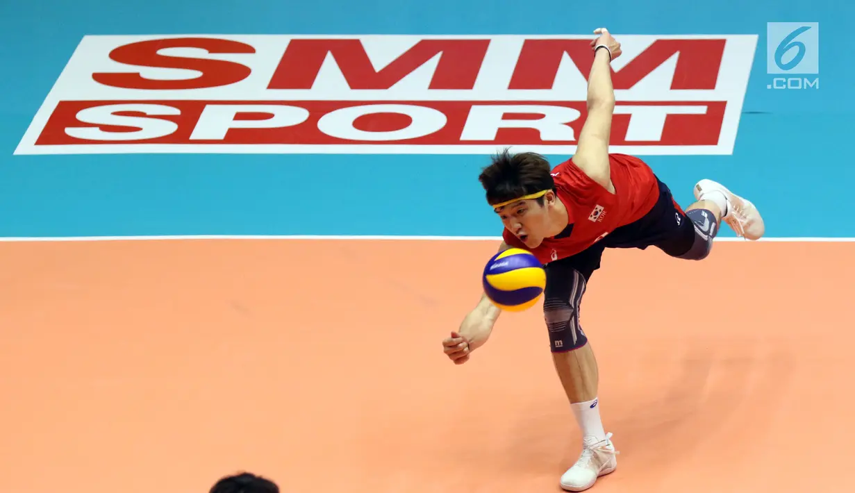 Pemain Timnas voli putra Korsel, Jung Jiseok menahan bola saat melawan Kazakhstan pada 8 besar grup E Kejuaraan Voli Asia 2017 di GOR Tri Dharma, Gresik, Sabtu (29/7). Korsel unggul 3-1 (25-18, 23-25, 25-23, 25-13). (Liputan6.com/Helmi Fithriansyah)