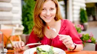 Pria Senang Lihat Wanita yang Banyak Makan, Terutama Salad