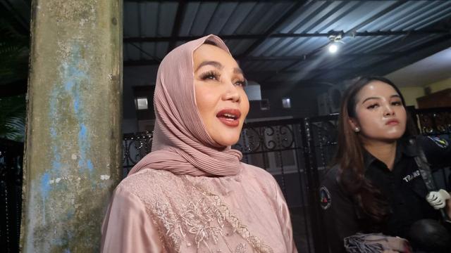 Dewi Gita di Rumah Duka Donny Kesuma