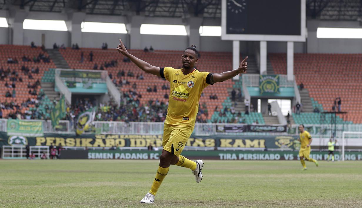 Striker Semen Padang, Vanderlei Francisco, merayakan gol yang dicetaknya ke gawang Tira Persikabo pada laga Shopee Liga 1 di Pakansari, Bogor, Jumat (267/9). Tira Persikabo bermain imbang 1-1 atas Semen Padang. (Bola.com/Yoppy Renato)