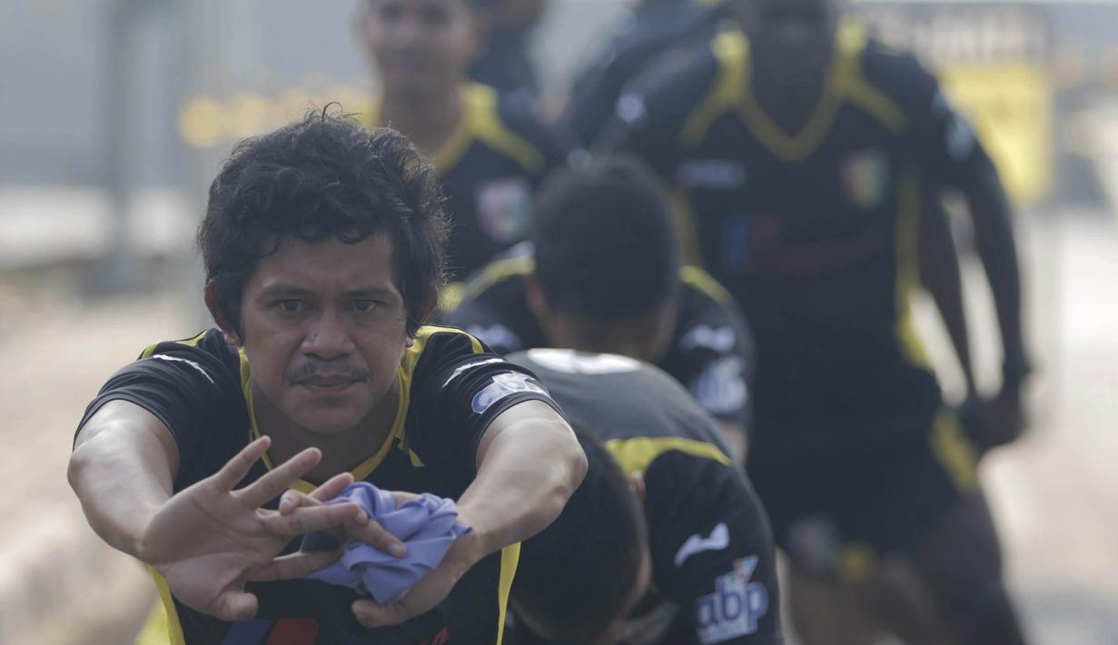 Pemain Mitra Kukar, Rizky Pellu berlatih ringan jelang semi final Piala Presiden melawan Persib di Tenggarong, Kaltim, Minggu (4/10/2015). (Bola.com/Vitalis Yogi Trisna)