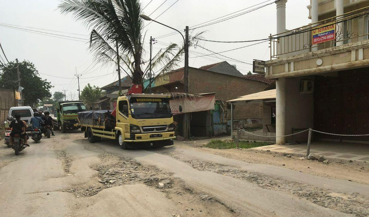 Tanpa mendapat kepastian dari pemerintah setempat, warga hanya bisa berpasrah melihat ribuan truk yang berlalu-lalang setiap harinya.<br>