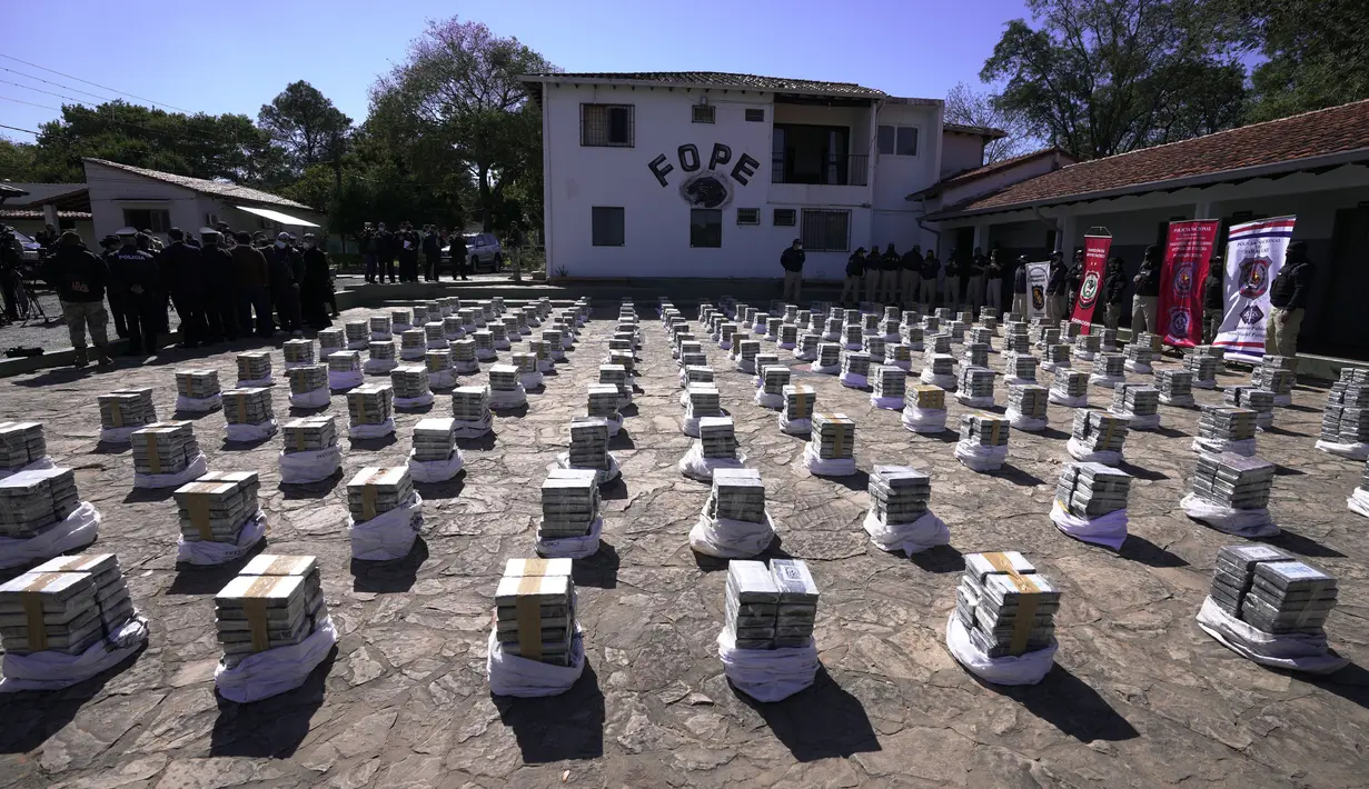 Paket-paket kokain hasil sitaan saat diperlihatkan kepada pers di markas pasukan khusus kepolisian di Asuncion, Paraguay, Rabu (28/7/2021). Polisi Paraguay menyita lebih dari 3.400 kg kokain di dekat ibu kota Asuncion yang disimpan dalam muatan gula untuk pengiriman internasional. (AP/Jorge Saenz)