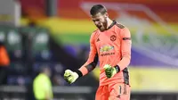 Kiper Manchester United, David de Gea, melakukan selebrasi usai manaklukkan Burnley pada laga Liga Inggris di Stadion Turf Moor, Rabu (13/1/2021). Setan Merah menang dengan skor 1-0. (Peter Powell/Pool via AP)