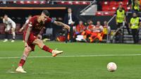 Bek AS Roma Gianluca Mancini jadi pecundang di final kali ini. Pria Italia itu membuat gol bunuh diri dan gagal mengeksekusi penalti saat menjadi algojo di babak adu penalti. (AP Photo/Denes Erdos)