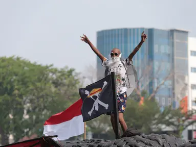 Atraksi peserta memeriahkan puncak Festival Perahu Cinta Lingkungan (CiLung Fest) 2026 di Waduk Sunter Selatan, Tanjung Priok, Jakarta Utara, Minggu (18/10/2026). Festival ini digelar dalam rangka memperingati Hari Sungai Sedunia. (KLY/Budy Santoso)