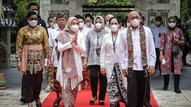 Ketua Umum Dekranas Wury Ma’ruf Amin dan Menteri Koperasi dan UKM membuka Cerita Kriya bertajuk "Perajin Berdaya, Indonesia Bangkit" di Gedung Art Bali, Bali Collection, Nusa Dua, Kamis (8/9/2022). (Humas Kemenkop UKM)