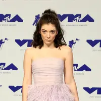 Penyanyi cantik, Lorde, terkenal dengan wajah 'boros'nya. Penyanyi asal New Zealand ini ternyata kelahiran 1996. (TOMMASO BODDI / AFP)