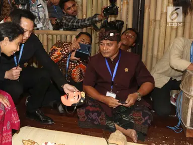 Menteri BUMN Rini Soemarno bersama Kepala Bekraf Triawan Munaf mengunjungi salah satu stand milik perusahaan BUMN selama ajang Pertemuan Tahunan IMF-World Bank Group 2018 di Nusa Dua Bali, Selasa (9/10). (Liputan6.com/Angga Yuniar)